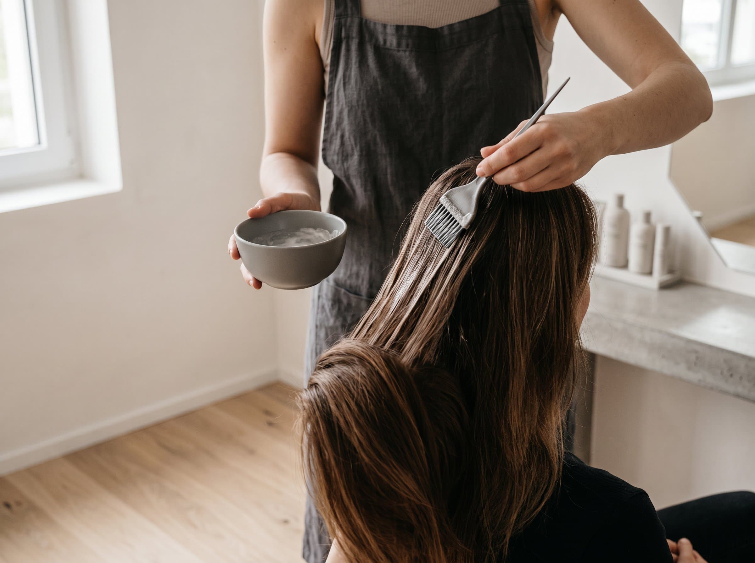 Freihändig gemalte Balayage, der Pinsel zieht Aufheller durch offenes Haar